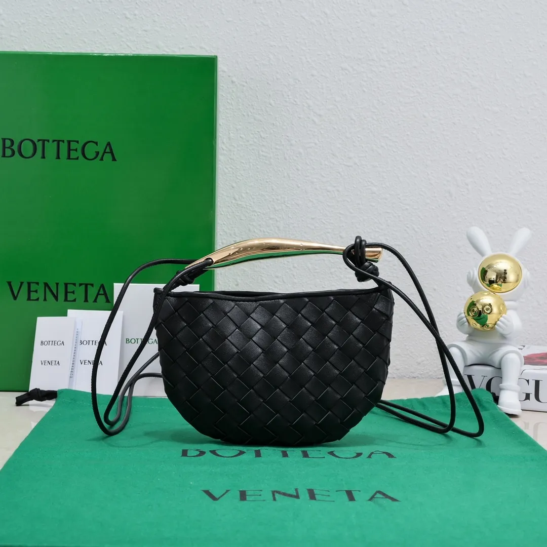 Batch of 1260 BV Mini Sardine is coming‼ ️Super high-end, stainless steel hardware + 24k real gold plating process, fish scales (concave and convex positions) are the finishing touch, the sardine bag that can be carried cross-body is completely beautiful to the heart. The metal element handle and weaving are perfectly combined to completely integrate the artistic sense and elegance and fashion. It is really like a work of art🏺The large size is elegant, the small size is exquisite and cute, a must-have item for fashionistas, and the details are perfectly reproduced. Style number: 6680# Size 20*12*2.5
